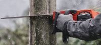 SCN 60-22 Akumulatorowa piła łańcuchowa Akumulatorowa piła łańcuchowa o długości 16 | 40 cm do cięcia belek drewnianych lub drewna konstrukcyjnego (platforma Nuron). Piła jest dostarczana z pustym zbiornikiem na olej, który jest do zakupienia poza ofertą Hilti. Aplikacje 2