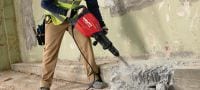 Młot dłutujący do betonu TE 1000-AVR Uniwersalny młot dłutujący do wyburzania posadzek i dłutowania w nich oraz sporadycznych pracach w ścianach (z uniwersalnym przewodem zasilającym) Aplikacje 2