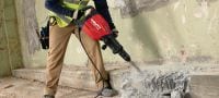 TE 1000-AVR Młot wyburzeniowy TE-S Uniwersalny młot dłutujący do wyburzania posadzek i dłutowania w nich oraz sporadycznych pracach w ścianach (z uniwersalnym przewodem zasilającym) Aplikacje 2