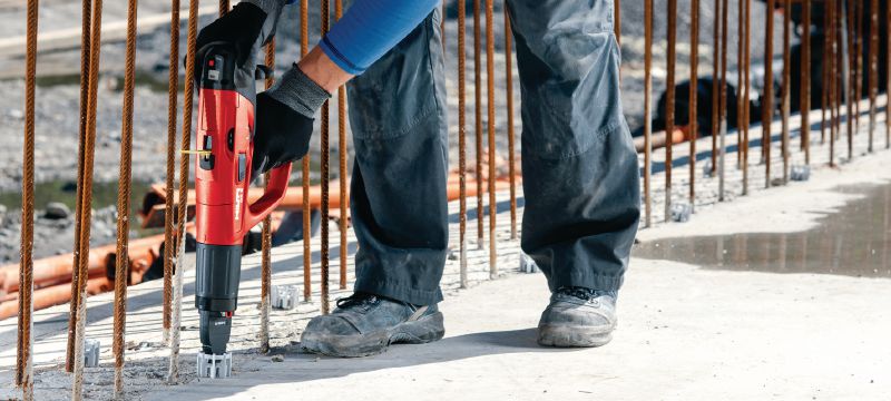 Ogranicznik do deskowań X-FS C, z gwoździem Ogranicznik szalunkowy z wstępnie zamontowanym gwoździem, do ustawiania deskowań na betonowych podstawach fundamentowych Aplikacje 1