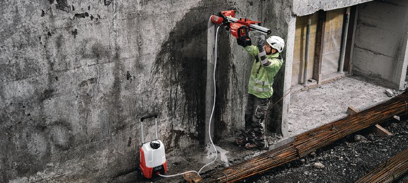 Akumulatorowa wiertnica diamentowa DD 150-U-22 Akumulatorowa wiertnica diamentowa, do wiercenia z ręki lub ze statywu, do otworów o średnicy od 52 do 162 mm (2 – 6-3/8) w betonie lub do 252 mm (10) w murze (akumulator Nuron) Aplikacje 1