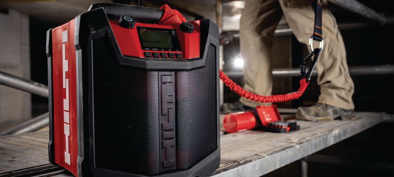 Radio budowlane R 6-22 Akumulatorowe przenośne radio budowlane z maksymalnie 22-godzinnym odtwarzaniem po jednym ładowaniu, o wyjątkowej trwałości, przeznaczone do stosowania na budowie (platforma akumulatorowa Nuron) Aplikacje 1