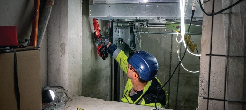 Zakrętarka kątowa z udarem stycznym SIW 4R-22 3/8” Kompaktowa, akumulatorowa zakrętarka kątowa z udarem stycznym, pozwalająca na wykonywanie prac w trudno dostępnych miejscach Aplikacje 1