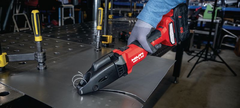 Akumulatorowe nożyce szczelinowe SSH 6-22 Akumulatorowe nożyce szczelinowe do szybkiego cięcia blach i profili do 2,5 mm │12 ga – z dołączonymi ostrzami Hilti SSH CS (platforma akumulatorowa Nuron) Aplikacje 1