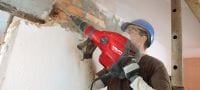 Młot wyburzeniowy TE 700-AVR SDS-Max Wydajny młot wyburzeniowy, z uchwytem SDS Max (TE-Y), do dłutowania w betonie i murze przy dużych obciążeniach, wyposażony w aktywny system tłumienia wibracji (AVR) Aplikacje 1